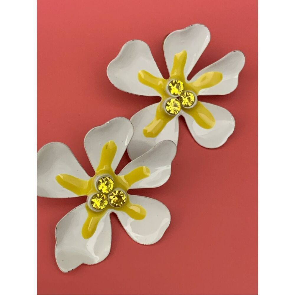Yellow White Flower Metal Earrings #hawaii #spring #sumer